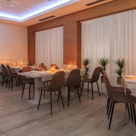 Hotel Maksim 헤르섹 외부 사진