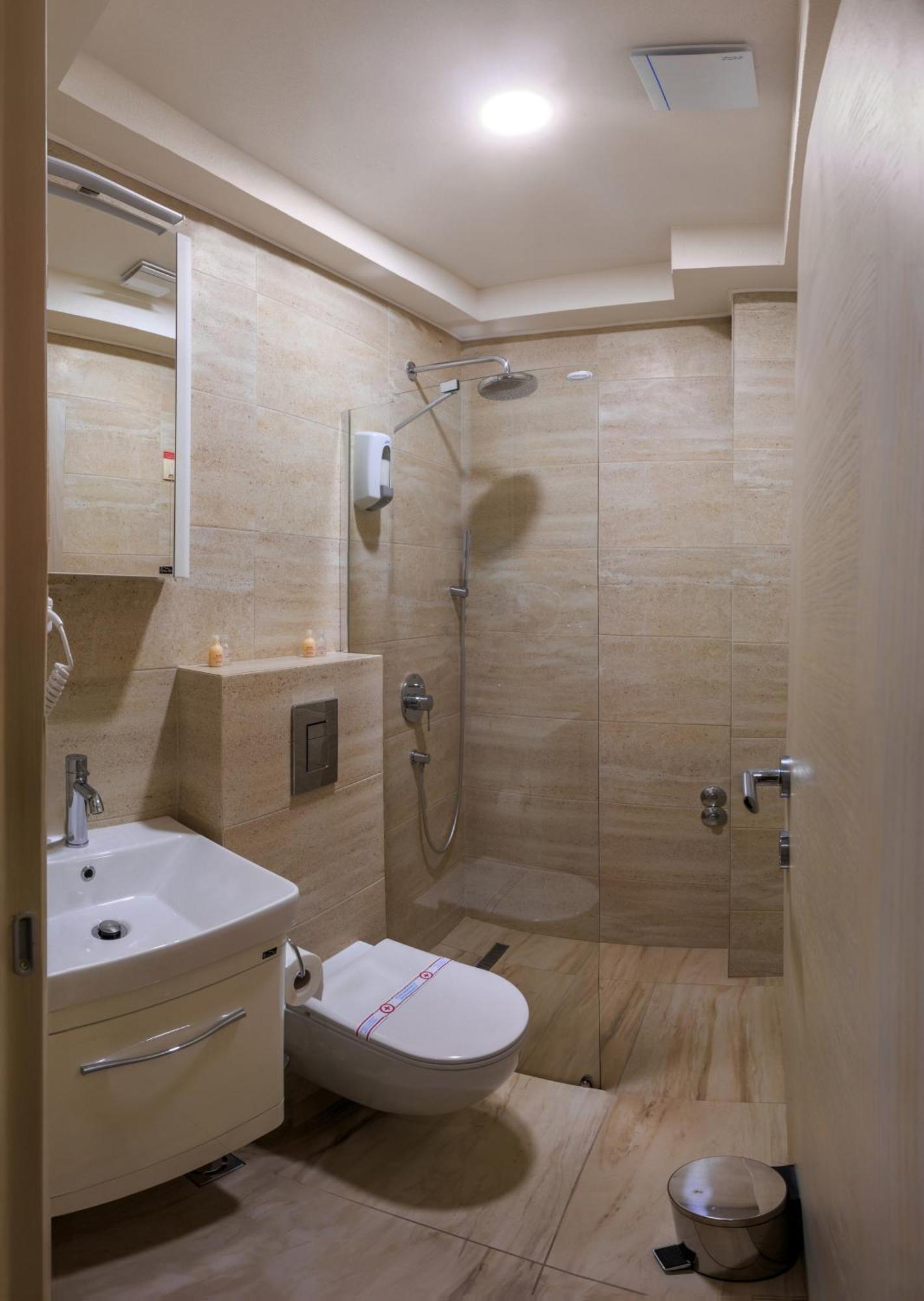 Hotel Maksim 헤르섹 외부 사진
